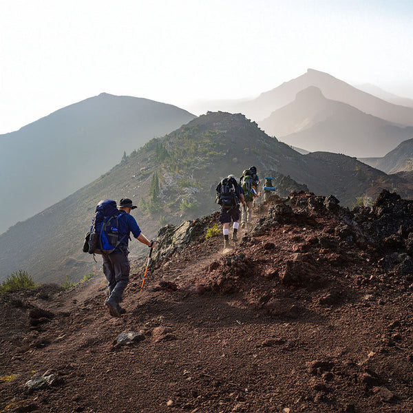Wanderer in den Bergen mit Rucksack