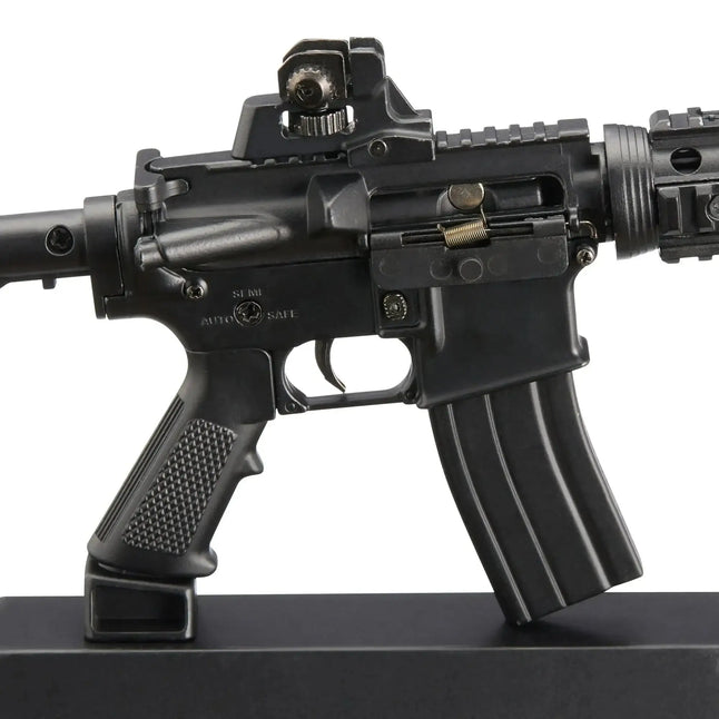 7-62-design-miniatur-spielzeugwaffe-mini-ar-15-schwarz-ansicht-4