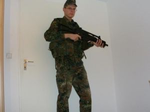 Ich mit Bundeswehr-Klamotten